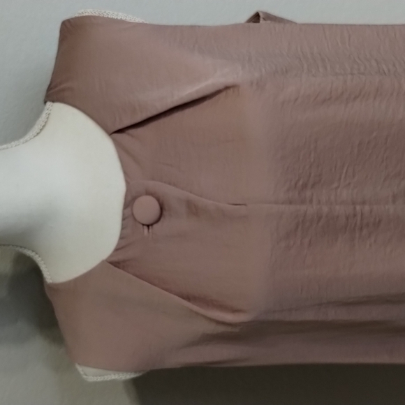 CABI One button Blouse sleeveless size medium maybe pink color satin - Picture 3 of 11